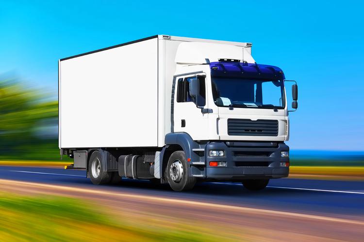 运输和货物货运工业商业概念:白色送货卡车或集装箱汽车拖车在道路